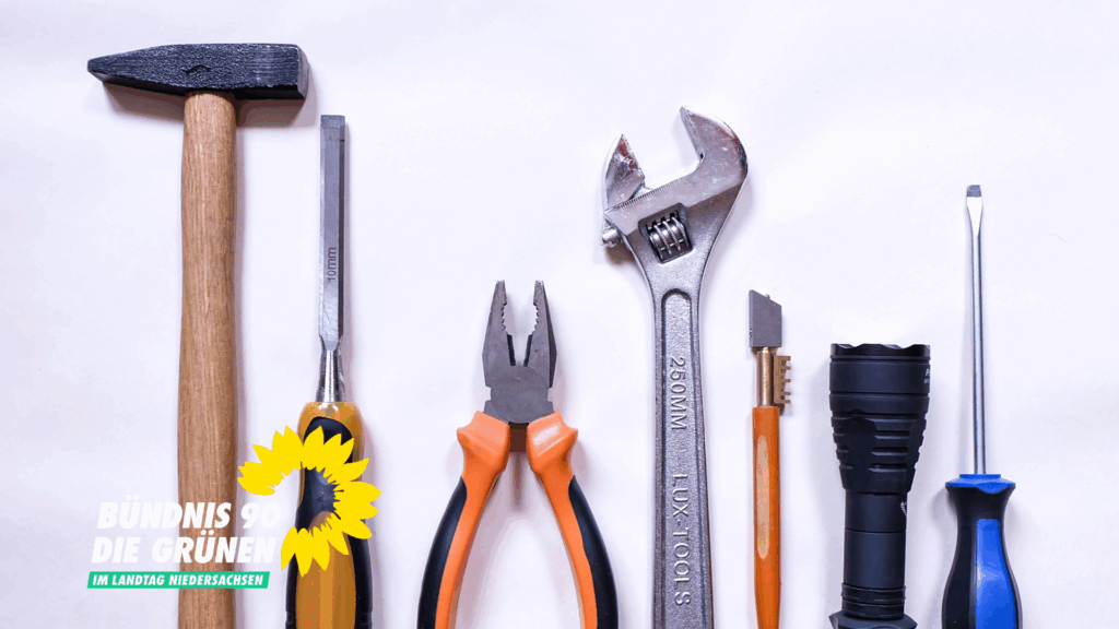 verschiedene Werkzeuge in Reih' und Glied: Hammer, Zange und Schraubenzieher