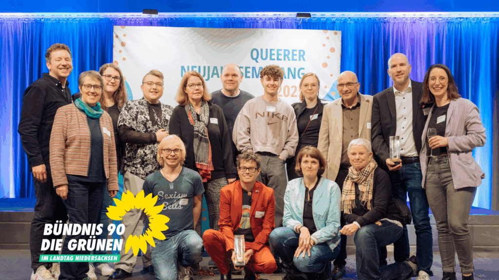 Gruppenfoto mit Swantje Schendel und dem Fraktionsvorsitzenden Detlev Schulz-Hendel und Pascal Mennen, schulpolitischer Sprecher, sowie Tanja Meyer, Sprecherin für Gesundheit, Pflege und Gleichstellung aus der grünen Landtagsfraktion. Aus der Bundestagsfraktion die hannoversche Abgeordnete Swantje Michaelsen, aus dem Landesverband die Landesvorsitzende Greta Garlichs sowie die Sprecher*innen der Landesarbeitsgemeinschaft QueerGruen Marie Zoey Wolters und Juli Klippert, daneben außerdem zahlreiche engagierte Grüne aus dem Stadt- und Regionalverband Hannover, darunter unter anderem die Stadtverbandsvorsitzenden Mona Sandhaus und Leon Ilidio Flores Monteiro.