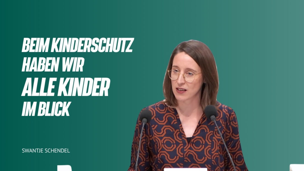 Standbild aus dem Redevideo von Swantje Schendel am Pult im Niedersächsischen Landtag in Hannover. Beim Kinderschutz haben wir alle Kinder im Blick.